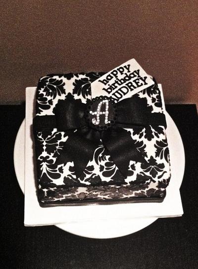 black & white damask gift box - Cake by funni