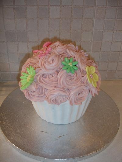 Pink giant cupcake - Cake by Dora Avramioti