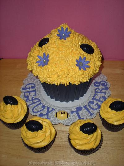 Giant Cupcake  - Cake by Mary Kruithof