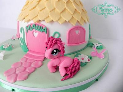 Little Pony and house  - Cake by Victoria