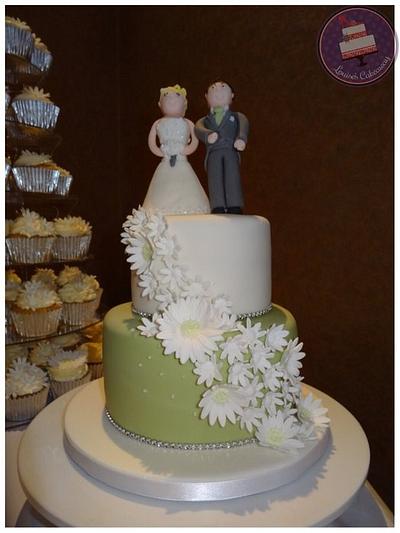 Daisy wedding cake and cupcakes - Cake by LouisesCakeaway