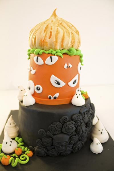 halloween cake with meringue pumpkin topper - Cake by cakemadness