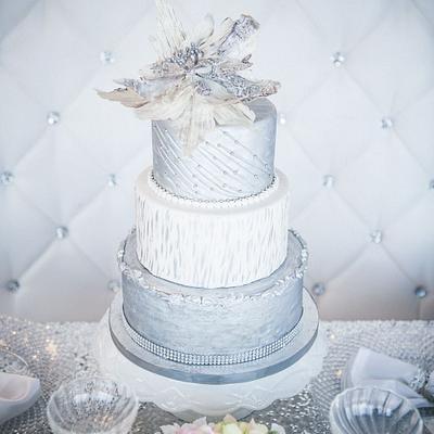White & silver wedding cake - Cake by DIVA OF CAKE 