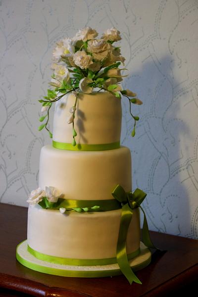 green wedding gluten-free gumpaste flowers - Cake by Jiřina Matějková