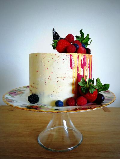 White chocolate ganache and berries - Cake by butterflybakehouse