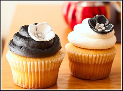 Black, White & Silver Cupcakes - Cake by tortacouture