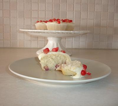 Pomegranate cupcakes - Cake by Dora Avramioti