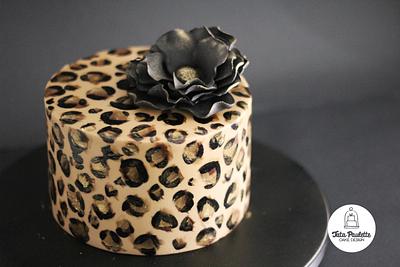 Leopard & flower cake - Cake by Tata Paulette