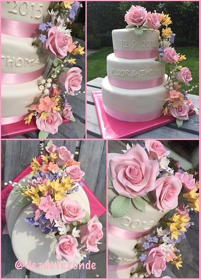 Weddingcake with sugar flowers - Cake by marieke