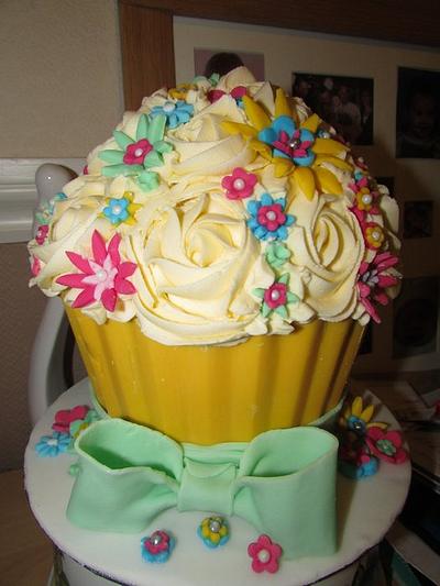 Bright giant cupcake - Cake by Hellocupcake