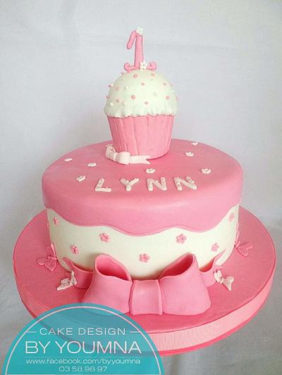 Cupcake on a cake - Cake by Cake design by youmna 