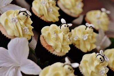 Bee cupcakes! - Cake by Sini's Cakery 