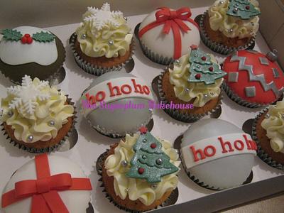 Christmas Cupcakes - Cake by Sam Harrison