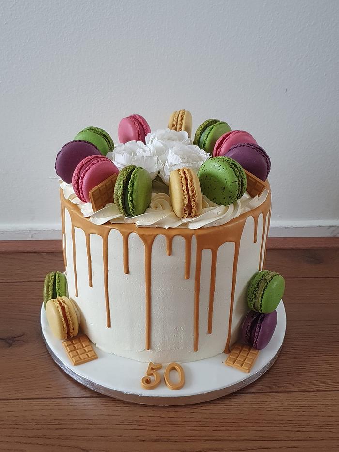 Macaron drip cake