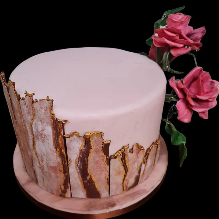 Torte mit Rosen aus Blütenpaste und Holzstruktur