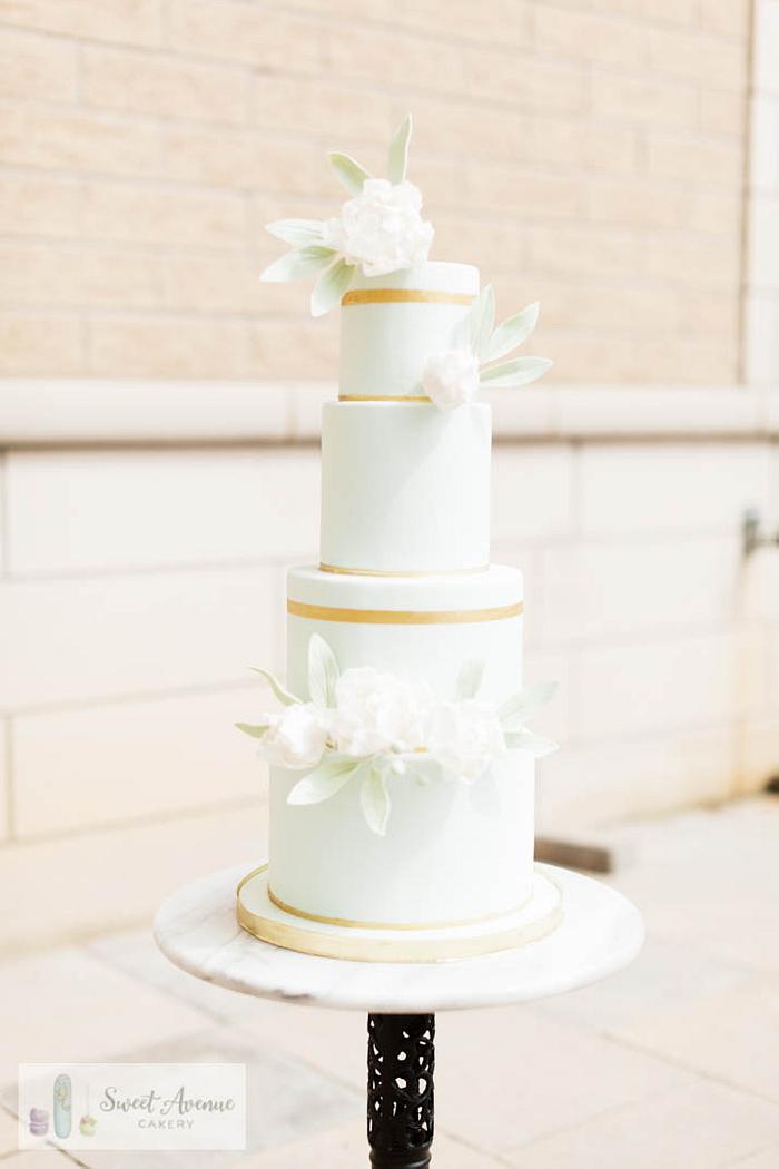 French blue and gold simple wedding cake
