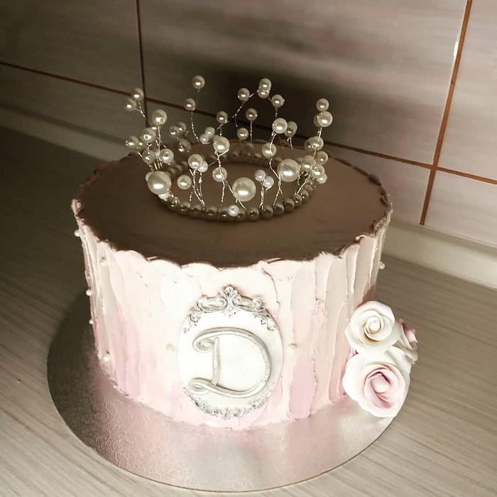 Pearl crown cake