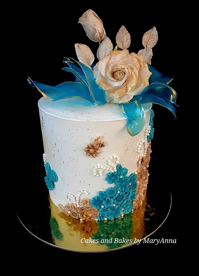 Cake in blue and gold.