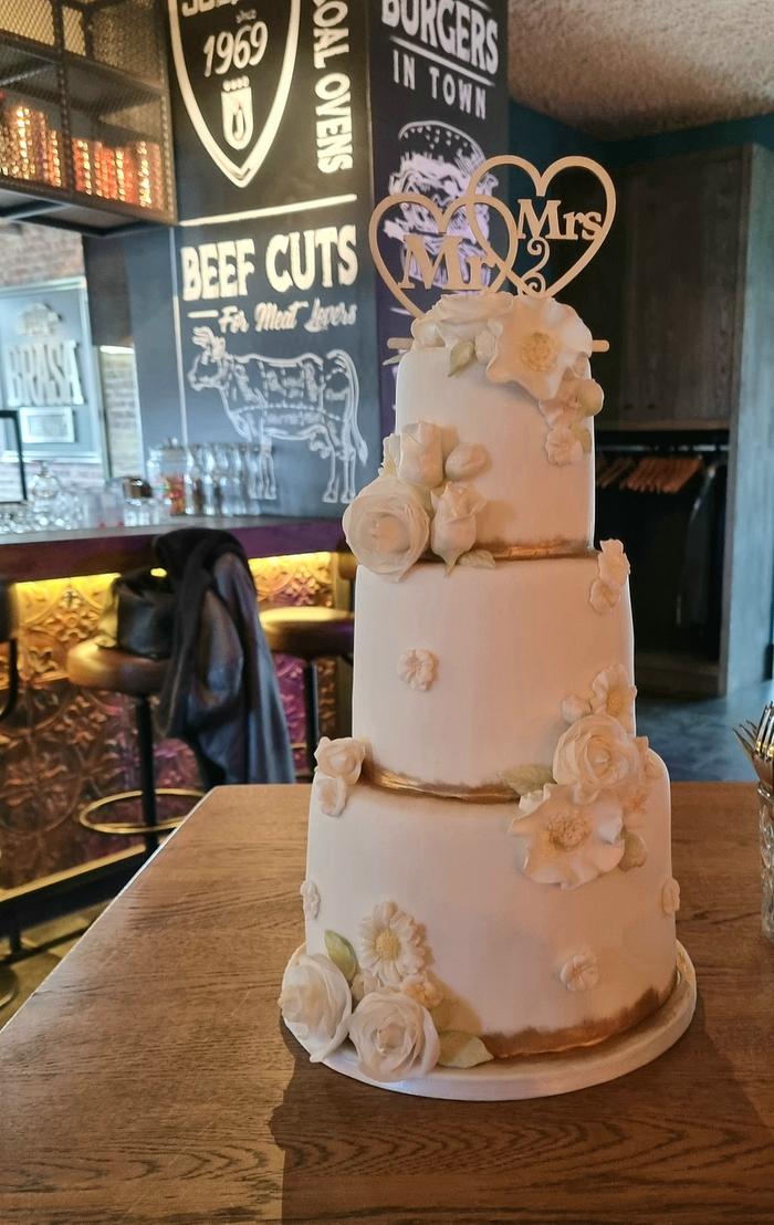 All white weddingcake