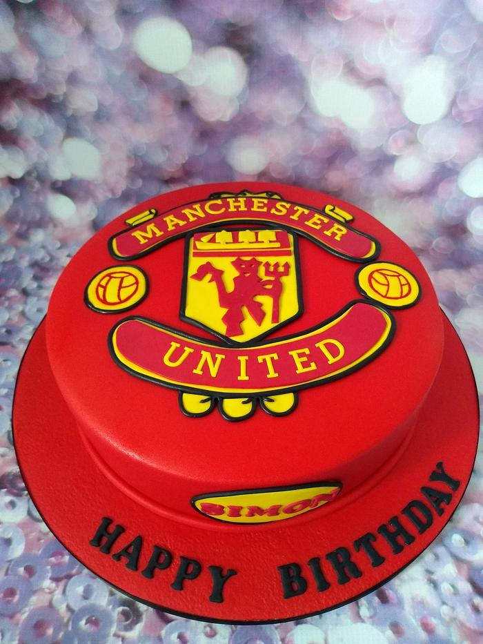 Man Utd logo cake.