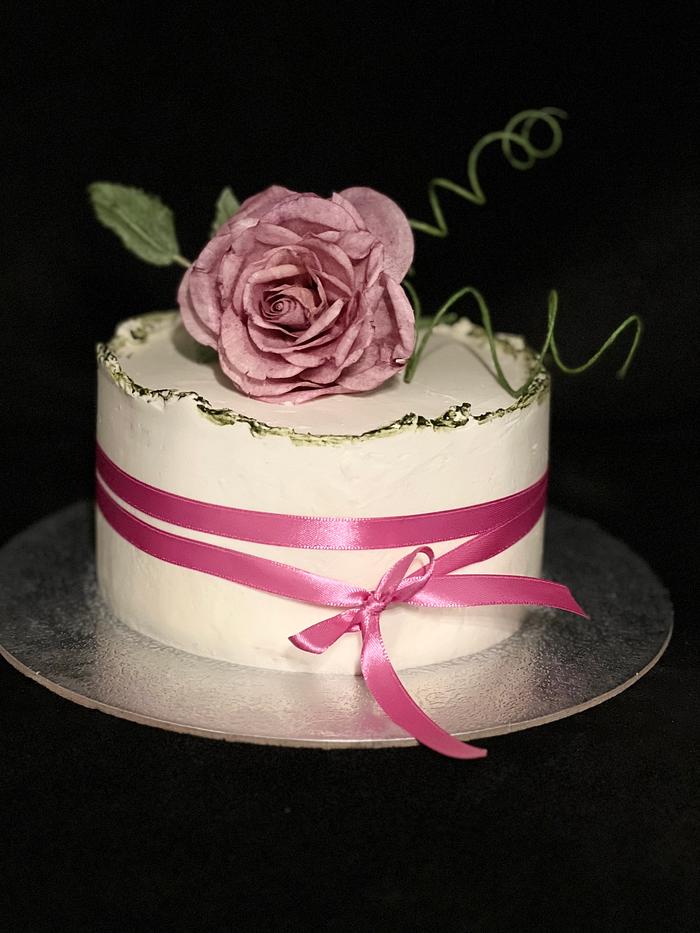 Vanilla cake with waferpaper rose