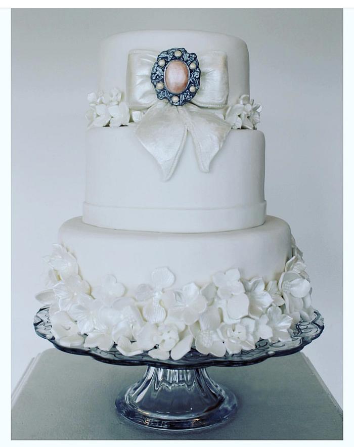 Bow’s n Brooch Wedding Cake