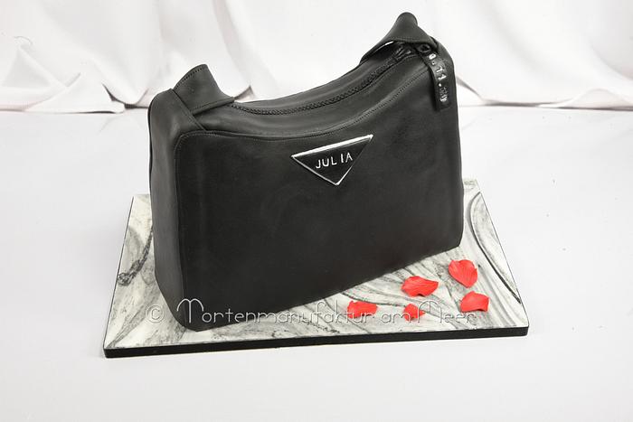 Handbag Cake to a 18th birthday of a joung lady.