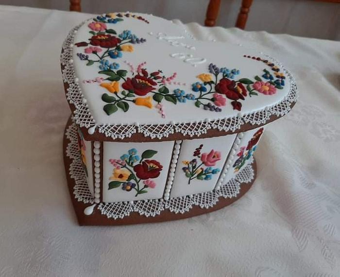Gingerbread box with embroidery "Kalocsa"