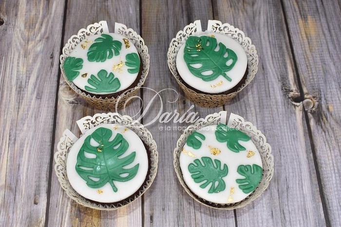 Monstera leaf cupcakes