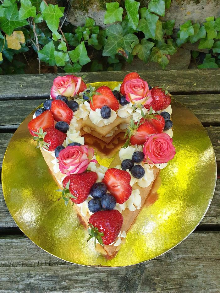Cream tart with fresh fruits and flowers