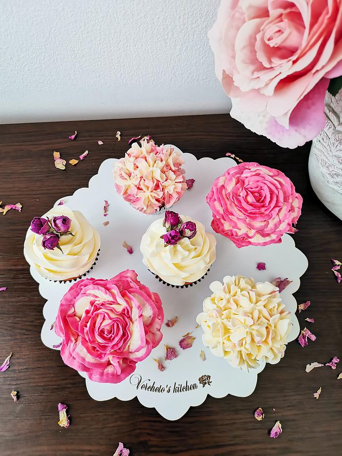 Cupcakes with flowers 