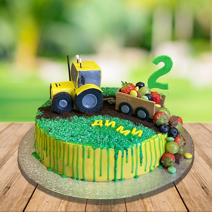 Tractor cake with fruits