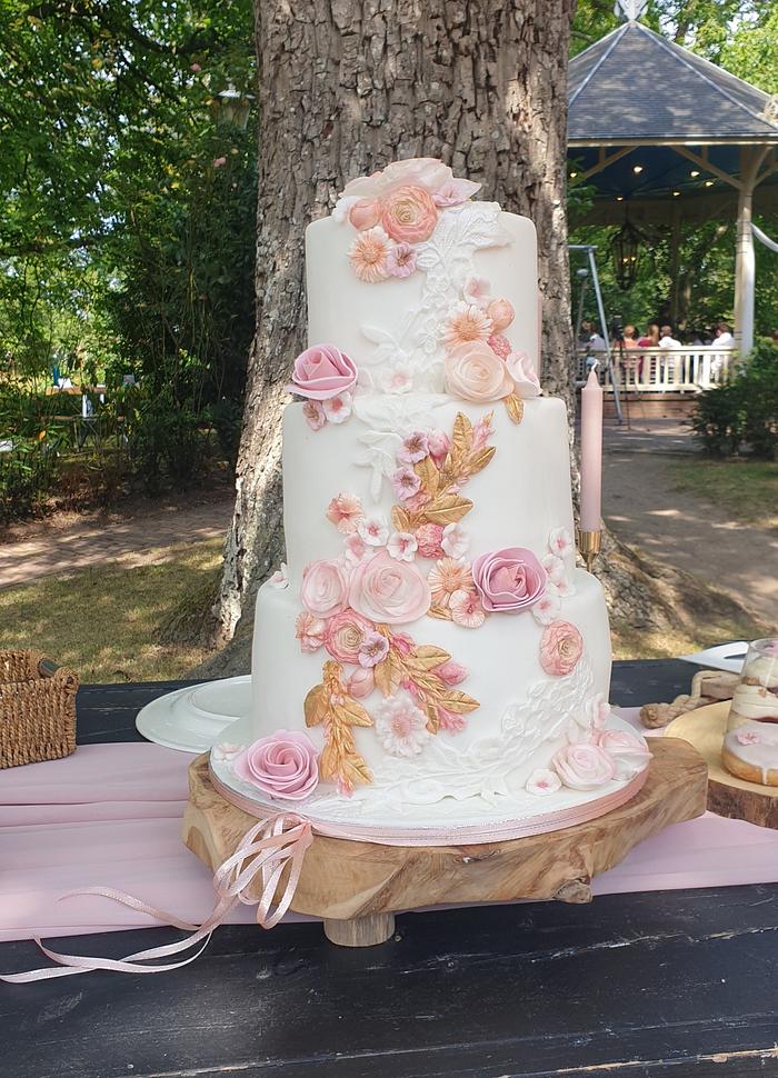 Last weddingcake of 2020 in blush and gold