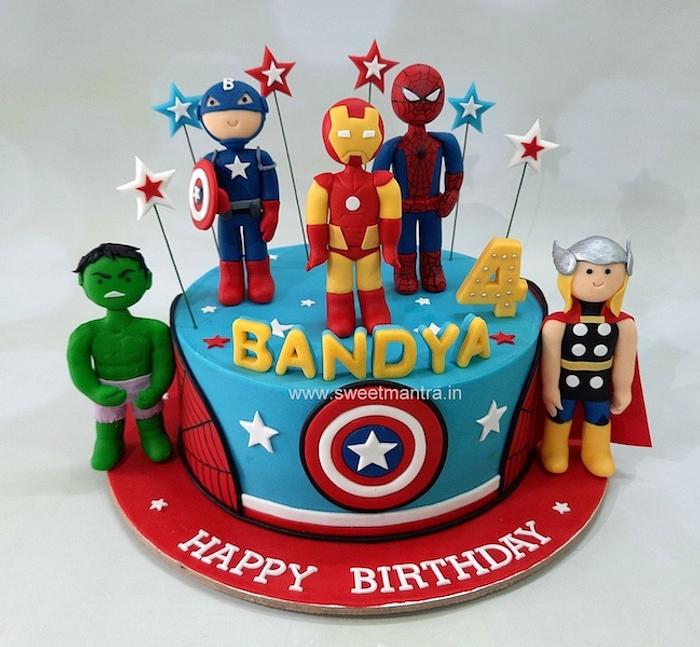 Superhero miniatures fondant cake