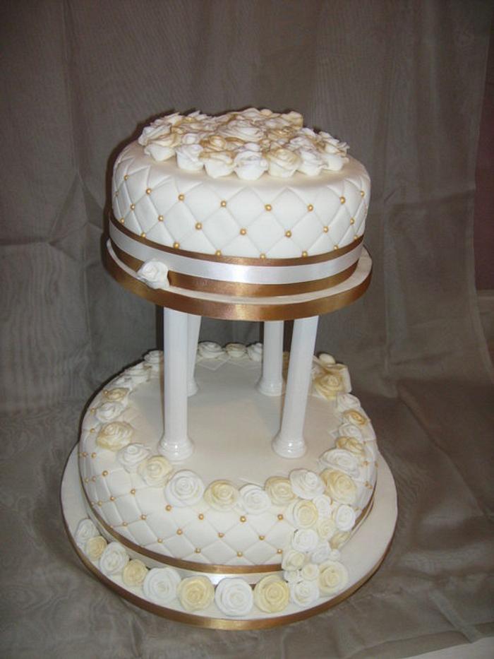 Gold & Ivory wedding cake 