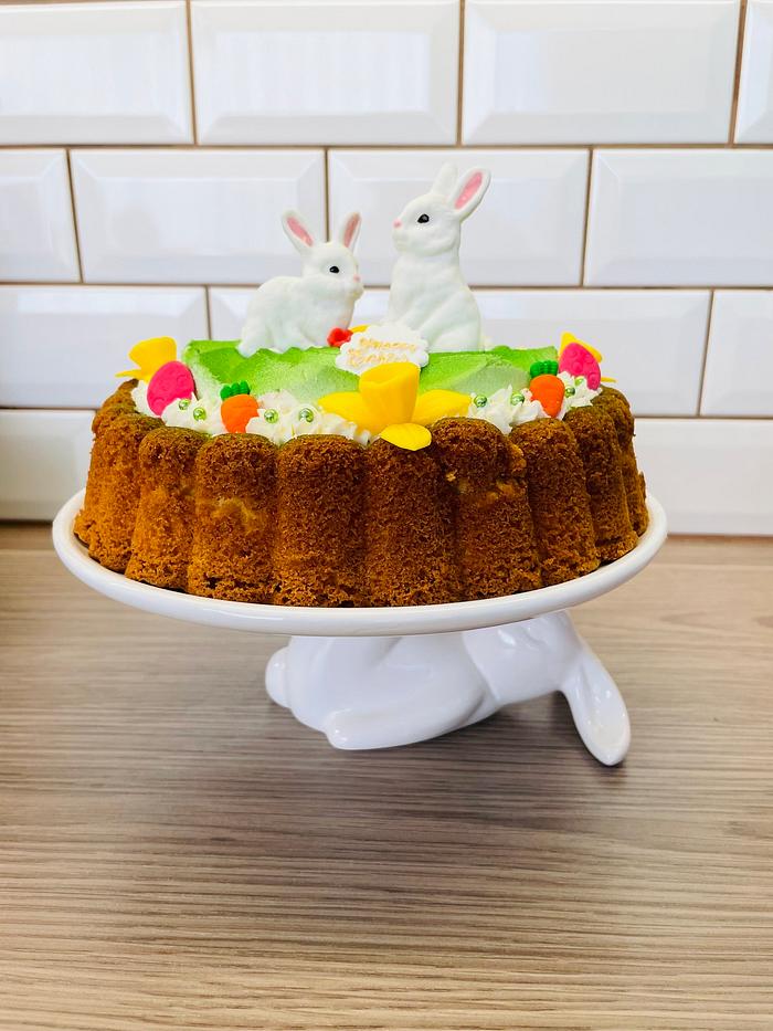 Easter cake met white chocolatmousse on top, airbrushed in green