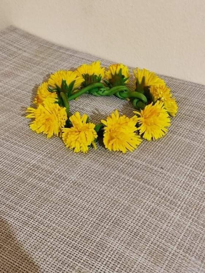 Gumpaste dandelion crown