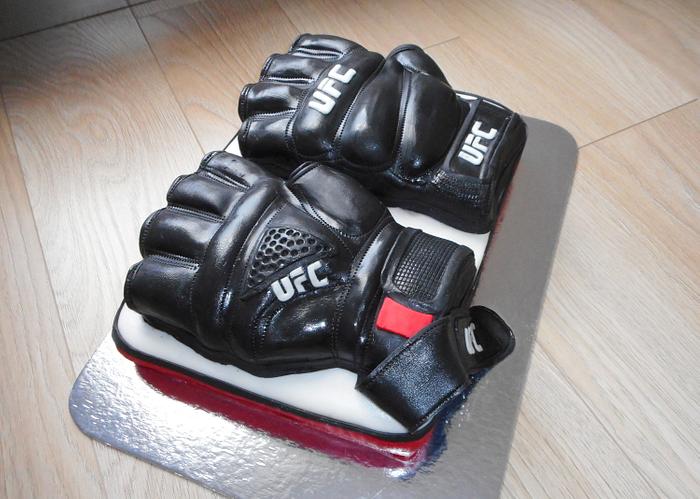 Sport gloves cake 