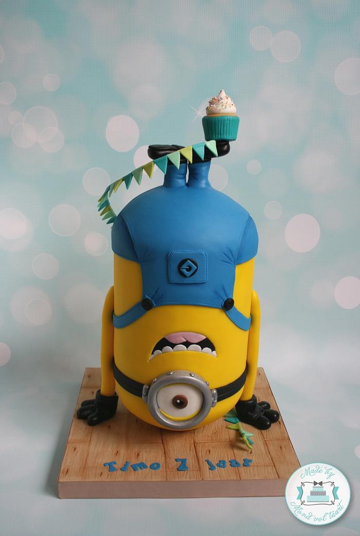 Upside down minion - Decorated Cake by Mond vol taart - CakesDecor