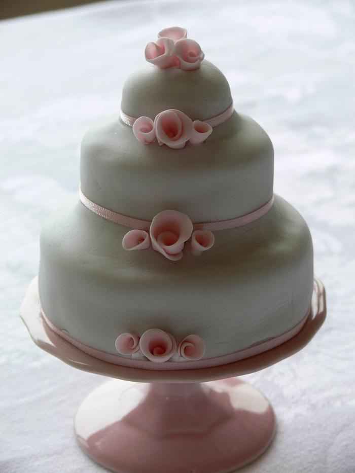 Mini wedding cake. 