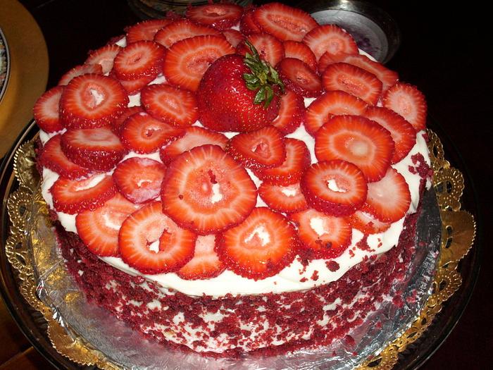 Red Velvet Cheescake with Strawberries