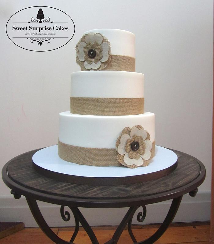 Hessian Simplicity Wedding Cake