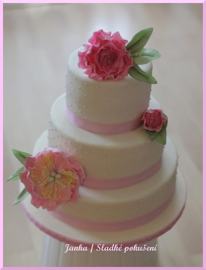 wedding cake in pink