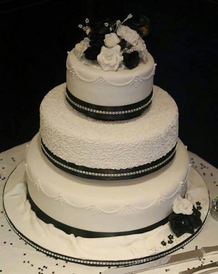 Black & White themed Wedding cake