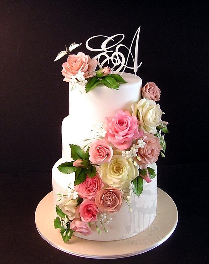 Weddingcake with gumpaste roses
