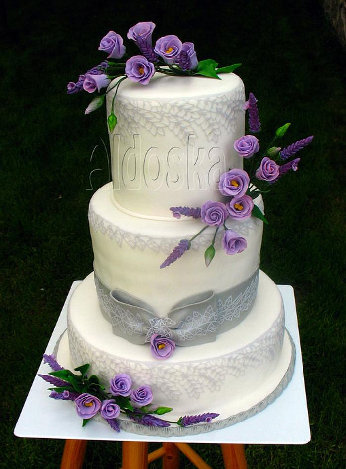 Eustoma & lavender wedding cake