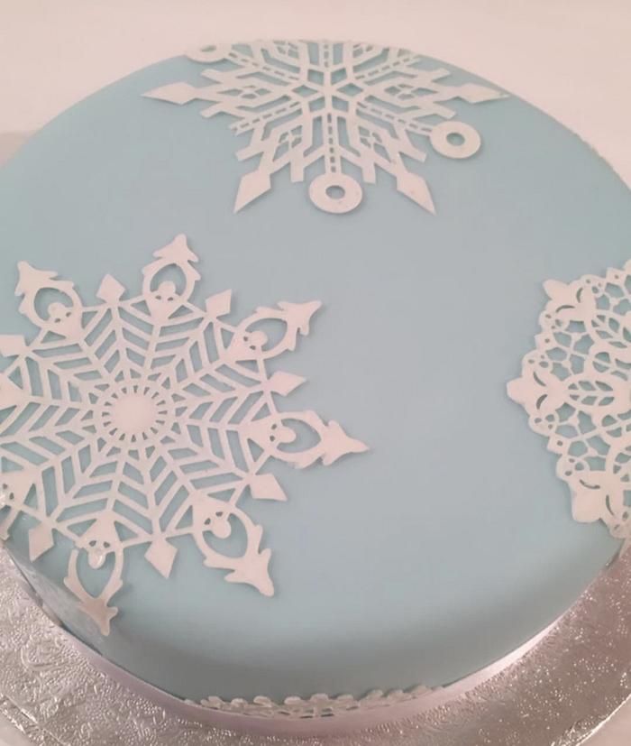 Snowflake Lace Christmas Cake - Decorated Cake by Sugar - CakesDecor