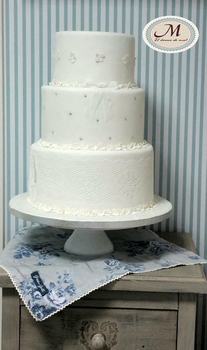  WHITE WEDDING  CAKE