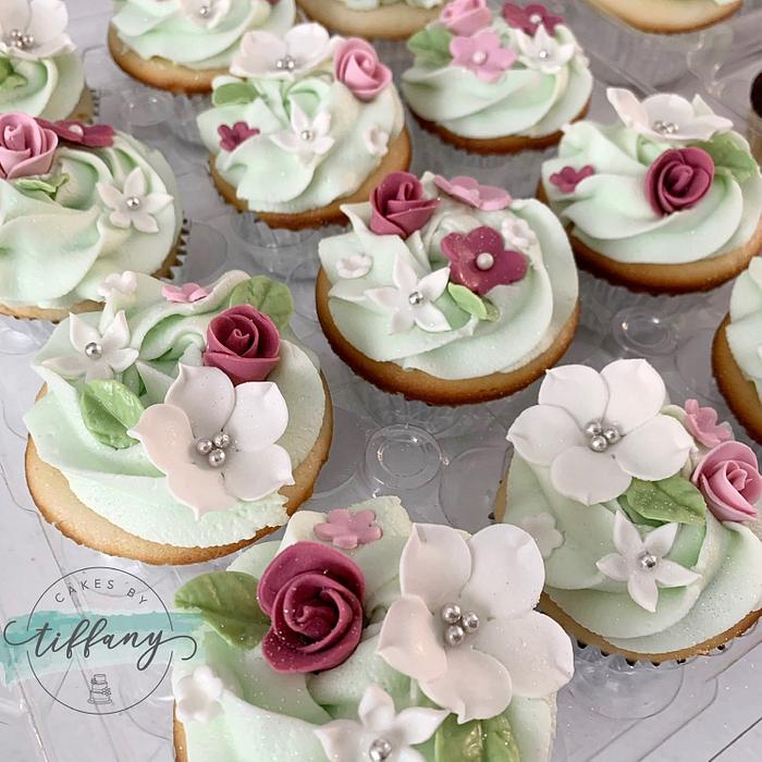 Fondant flower cupcakes 