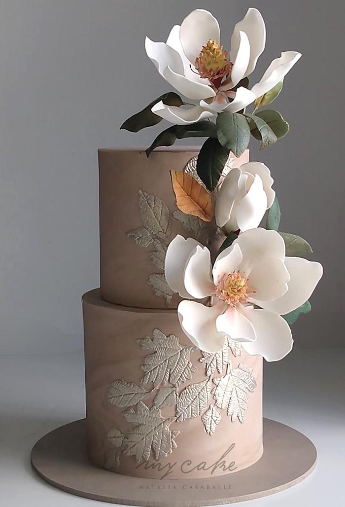 Magnolia Cake - Decorated Cake by Natalia Casaballe - CakesDecor